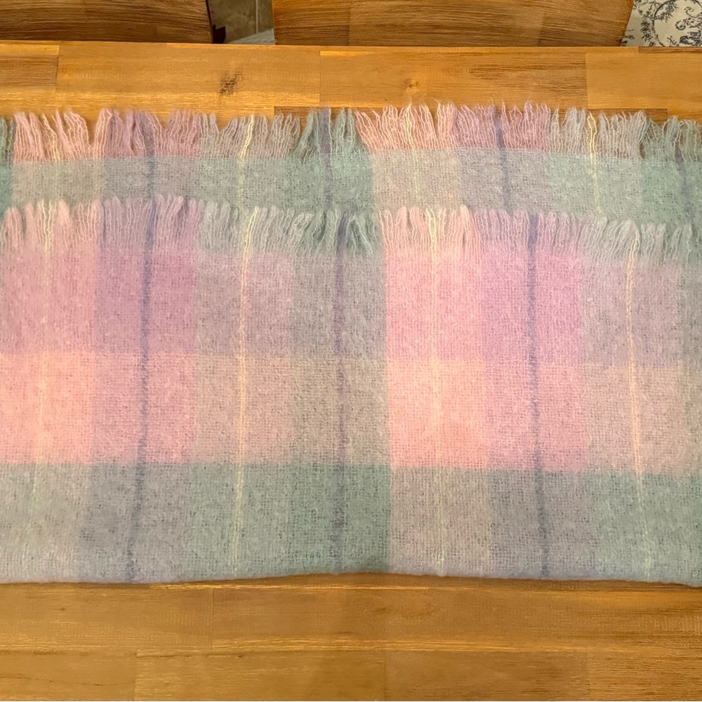 Avoca Elegant Blanket Shawl in New Condition - Picture 6 of 8